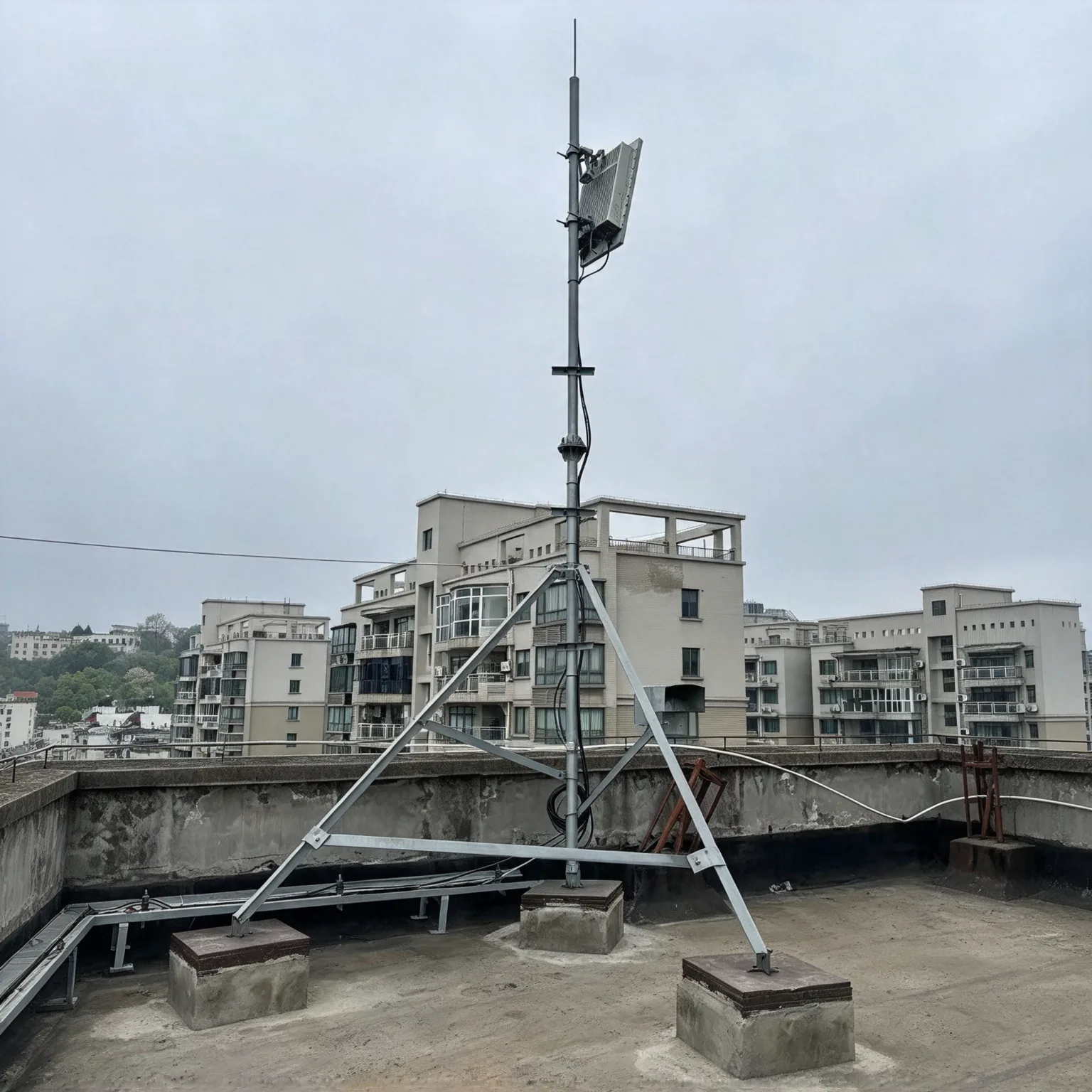 Communication mast - Image 2